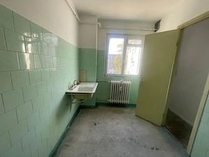 Apartament cu 3 camere, suprafata generoasa, etaj 2/4, zona Valea Rosie - imagine 10
