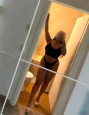 Blondă cu forme ,Am și Locație Fac si deplasări,hotel, s-au pensiune atat !