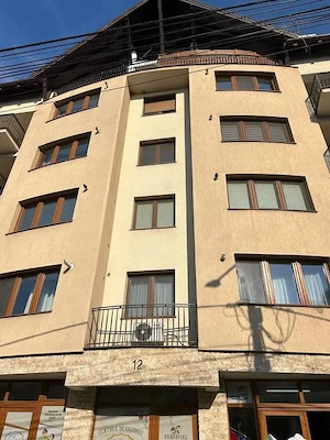 Închiriez apt central