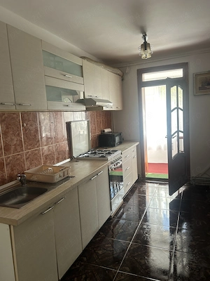 Închiriez apartament cu două camere 
