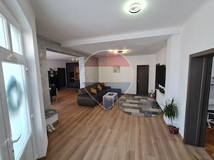 Casă / Vilă cu 5 camere de vânzare în zona Nord - imagine 3