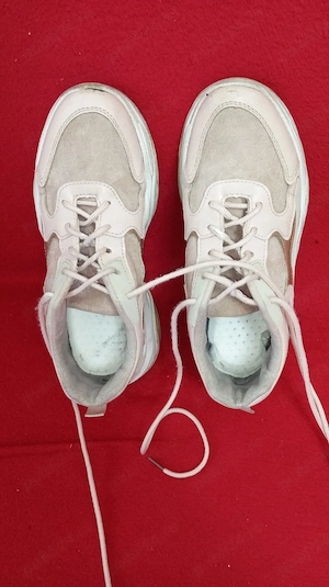 Adidași pentru femei.