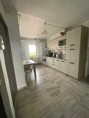 Apartament de vânzare 3 camere zona Alfa 2 locuri de parcare - imagine 2