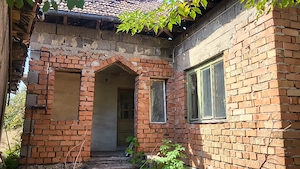 Casă + 1.900 mp în Brănești (Dâmbovița), gaz+fântână, ideal investiție reconstrucție