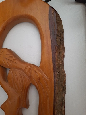  tablou decorativ este o sculptură din lemn decupată în stil Art Deco, reprezentând silueta stilizat