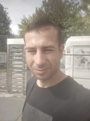 Caut de munca zilier scari de bloc tuns iarba ajutor electrician zugravit slefuit tras glet plata la