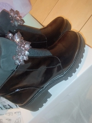 Vand botine noi 
