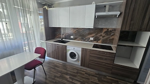 Închiriez apartament cu două camere în bloc nou.