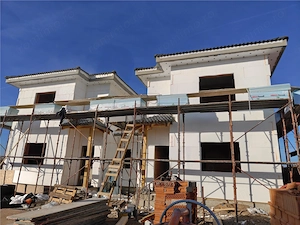 Duplex la asfalt - despartit prin camera tehnica - living mare
