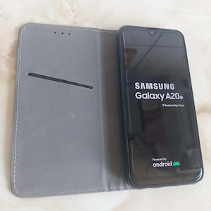 Vând Samsung Galaxy A20e [impecabil] + țiplă + husă [poze reale]