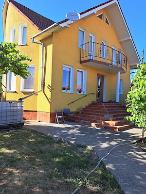 Vand casa-vila in regim de inaltime D+P+M pe  900 mp teren cu pomi fructiferi si vita de vie.