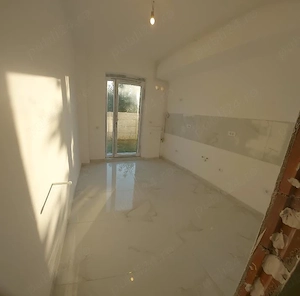 Apartament decomandat cu bucatarie inchisa si curte proprie-40 mp - imagine 2