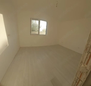 Apartament decomandat cu bucatarie inchisa si curte proprie-40 mp - imagine 6