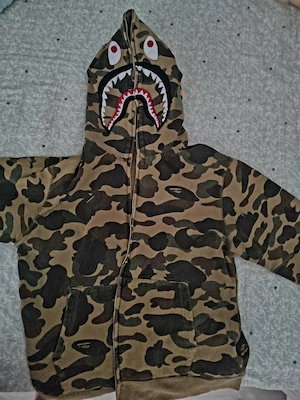 Vând Hanorac Bape Original,Mărimea M. Sau fac schimb .