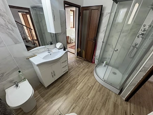 Casa individuală  de inchirat 4 camere decomandat | 4 parcări | Curte - imagine 13