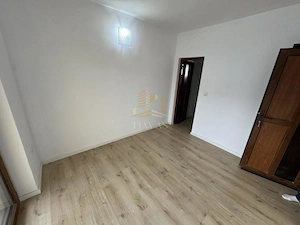 Casa individuală  de inchirat 4 camere decomandat | 4 parcări | Curte - imagine 8