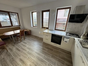 Casa individuală  de inchirat 4 camere decomandat | 4 parcări | Curte - imagine 12