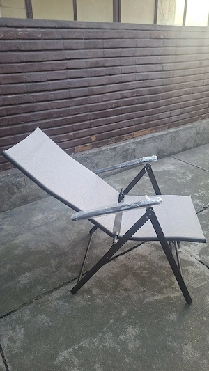 Scaun pliabil cu brațe nou