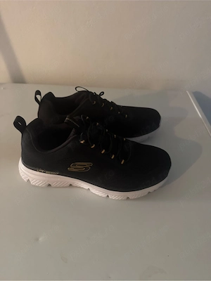 adidasi sketchers noi 