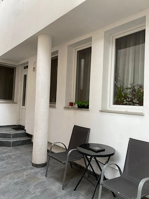 Vând casă situată central