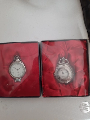 două ceasuri de buzunar stil retro vintage cu mișcare pe cuarț, așezate în cutii de prezentare captu