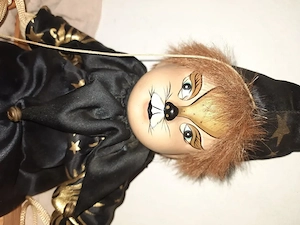  obiect decorativ vintage, mai exact o păpușă-marionetă din porțelan reprezentând un motan clovn pe 