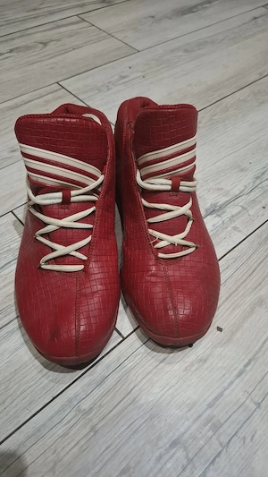 Vând bascheți Adidas