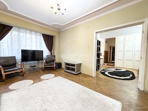 Apartament cu 3 camere pe pietonala Republicii – Ultracentral - balcon cu vedere spre pietonala si 2 - imagine 2
