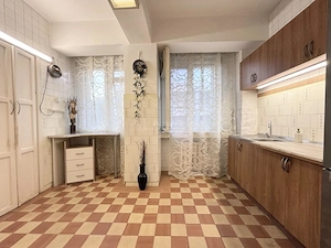 Apartament cu 3 camere pe pietonala Republicii – Ultracentral - balcon cu vedere spre pietonala si 2 - imagine 11