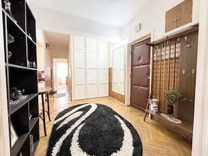 Apartament cu 3 camere pe pietonala Republicii – Ultracentral - balcon cu vedere spre pietonala si 2 - imagine 3