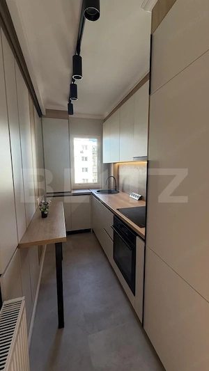 Apartament ultrafinisat, 2 camere decomandate , panorama , zona Primaverii  - imagine 13
