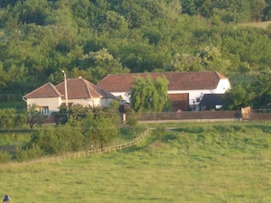 Casa la tara  cu livada