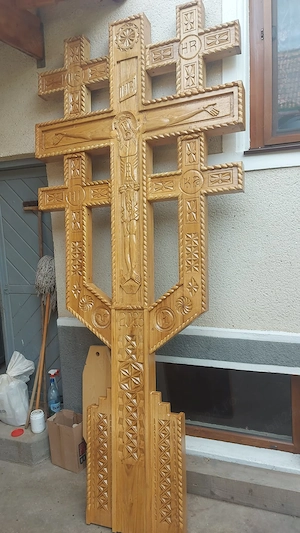 Troițe sculptate manual 