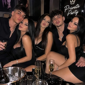 3 fete si 2 baieti  cupluri petreceri private!!