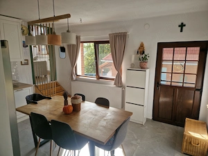 Casă complet renovată în Zetea   2 case, teren 845 mp, filigorie cu ciubăr - imagine 2
