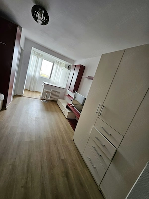 Închiriez garsoniera 