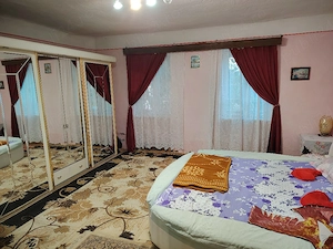 Casa de vânzare cu doua camere baie si bucatarie spait .