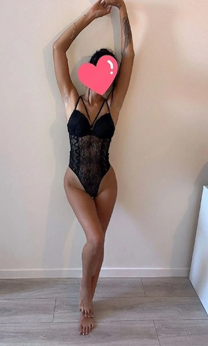  Bruneta  slim 27 ani servicii totale 