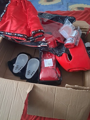 vînd sac de box și eckipament ..