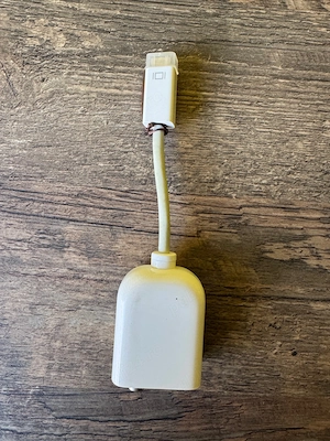 Adaptor Video Original Apple Mini-DVI la S-Video   RCA Composite (M9319G A)