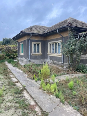 Vand casa cu 6 camere si teren de 885mp in Fetesti in zona de taxare pod