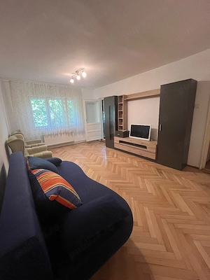 Închiriez apartament cu trei camere  - imagine 2