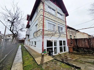Casa cu o curte comuna  in piata 1848