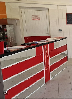 Vand:  * Bar de Lemn Personalizat: Design modern cu dungi roșii și inserții tip oglindă.Preț:500 LEI