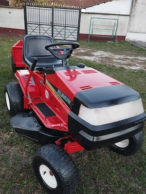 Tractoras gazon marca Muray motor Briggs Stratton 12,5 Cp ,cu remorca tabla 500 Kg .