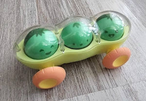 Mașinuță Măzărică Skip Hop   jucărie cu roți și boabe de mazăre rotative