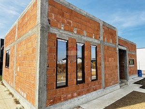Vilă pe parter ,de vânzare variante La rosu sau La cheie