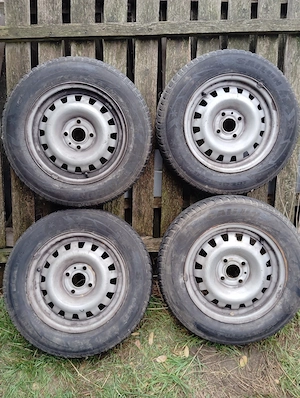 Vand 4 jante de tabla cu anvelope iarna 175/70/14 pentru Opel Corsa D
