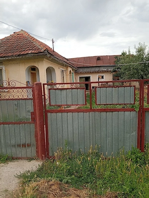 Vand casa bătrânească plus teren 