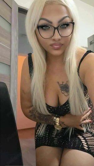 apetisanta sexy fac masaj si alte fatezii)(